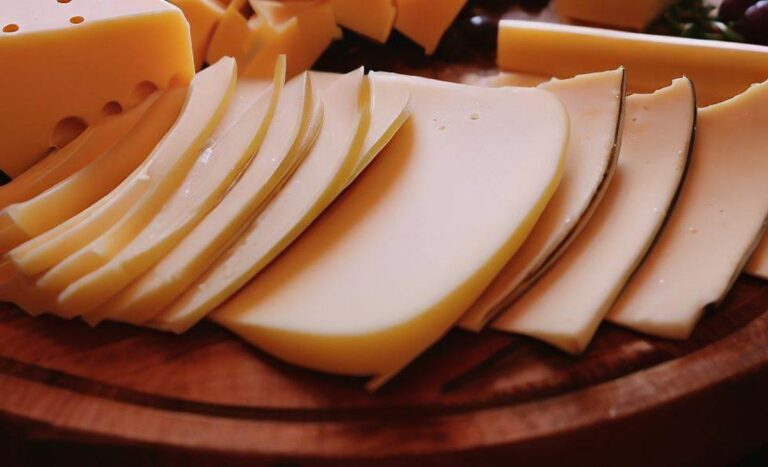 Combien de fromage pour une raclette par personne ? Découvrez le poids idéal !